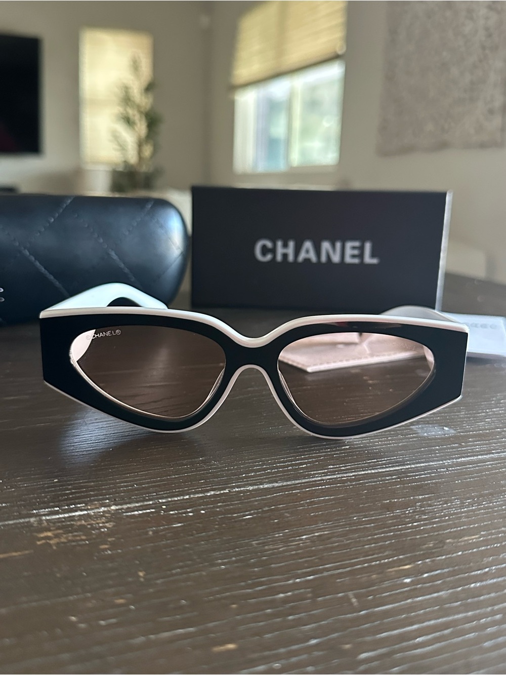 CHANEL Black and White Cat-Eye Sunglasses with Brown Lenses - Picture 6 of 7